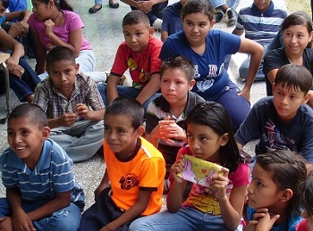 Cuatrogatos apoya la creación literaria para niños y la promoción de la lectura en El Salvador